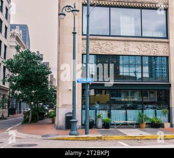 NEW ORLEANS, LA, USA - 15. OKTOBER 2023: Josephine Estelle Restaurant im Ace Hotel in der Carondelet Street in der Innenstadt von New Orleans Stockfoto