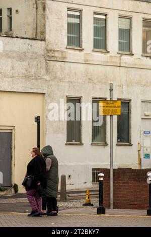 Hastings ist eine große Küstenstadt in East Sussex an der Südküste Englands, 39 km östlich von Lewes und 53 mi (85 km) südöstlich von London. Die Stadt verdankt ihren Namen der Schlacht von Hastings. Hastings, ein Küstenbezirk in East Sussex, hat gewarnt, dass es dieses Jahr effektiv insolvent werden könnte, wenn die Wohnungskrise durchbricht. Hohe Hauspreise, steigende Mieten, Kürzungen der Wohnraumleistungen, ein Anstieg der Räumungen um 120 % im Vergleich zum Vorjahr, ein Mangel an Sozialwohnungen und ein schrumpfender, volatiler, lokaler privater Mietsektor haben einen perfekten Sturm geschaffen. Stockfoto