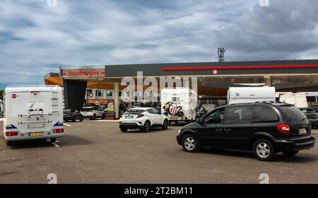 Fabregues, Frankreich - 31. Juli 2023 - wartende Autos und Wohnmobile an der Total Energies Tankstelle von Aire de Montpellier-Fabregues Stockfoto