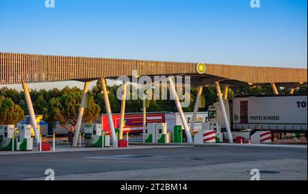 Fabregues, Frankreich - 31. Juli 2023 - Servicegebiet und Tankstelle der BP-Gesellschaft Aire de Mornas-Village an der Autobahn A7 Stockfoto