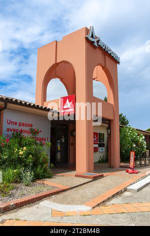 Capendu, Frankreich - 31. Juli 2023: Aire des Corbieres Nord mit Autogrill-Restaurant an der Autobahn A9 in Frankreich Stockfoto