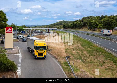 Capendu, Frankreich - 31. Juli 2023: Aire des Corbieres Nord mit Autogrill-Restaurant an der Autobahn A9 in Frankreich Stockfoto