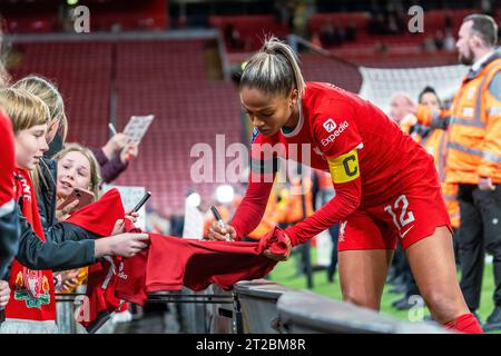 Liverpool FC gegen Everton FC - Barclays Women's Super League LIVERPOOL, ENGLAND - 15. OKTOBER 2023. Postet Spielbilder von Spielern mit Fans. Stockfoto