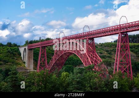 Garabit Viaduct, eine rote Eisenbahnbrücke, die von Gustave Eiffel gebaut wurde. Cantal, Frankreich Stockfoto