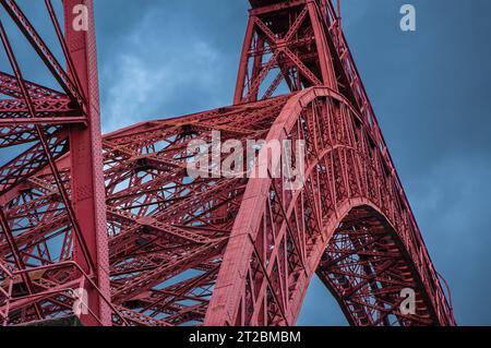 Garabit Viaduct, eine rote Eisenbahnbrücke, die von Gustave Eiffel gebaut wurde. Cantal, Frankreich Stockfoto