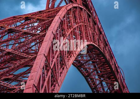 Garabit Viaduct, eine rote Eisenbahnbrücke, die von Gustave Eiffel gebaut wurde. Cantal, Frankreich Stockfoto