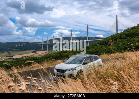 Millau, Frankreich - 2. August 2023: Das spektakuläre moderne Millau Viadukt in Südfrankreich Stockfoto