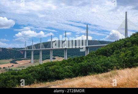 Millau, Frankreich - 2. August 2023: Das spektakuläre moderne Millau Viadukt in Südfrankreich Stockfoto