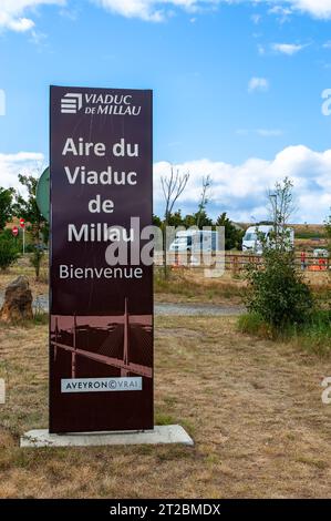 Millau, Frankreich - 2. August 2023: Millau Viaduct Service Area in Aveyron, Frankreich Stockfoto