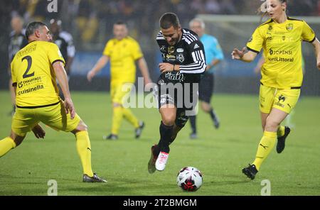 Calais, Frankreich. Oktober 2023. Der belgische Eden Hazard kämpft um den Ball während eines Gala-Fußballspiels zwischen Variety Club France mit verschiedenen Persönlichkeiten und einer Mannschaft von Calais, für den Verein Les Pieces Jaunes am Mittwoch, den 18. Oktober 2023, in Calais, Frankreich. Belgian Hazard gab letzte Woche seinen Rücktritt bekannt. BELGA PHOTO VIRGINIE LEFOUR Credit: Belga News Agency/Alamy Live News Stockfoto