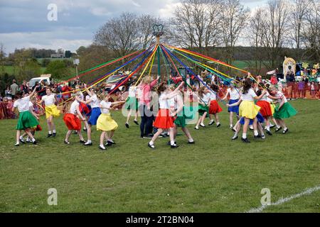 Junge Mädchen tanzen um Maypole Wheathampstead hertfordshire england Stockfoto