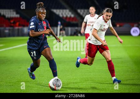 Paris, Frankreich, Frankreich. Oktober 2023. Sandy BALTIMORE von PSG und Hannah BLUNDELL von Manchester United während des Spiels der UEFA Women's Champions League zwischen Paris Saint-Germain und Manchester United am 18. Oktober 2023 im Parc des Princes Stadium in Paris. (Kreditbild: © Matthieu Mirville/ZUMA Press Wire) NUR REDAKTIONELLE VERWENDUNG! Nicht für kommerzielle ZWECKE! Stockfoto