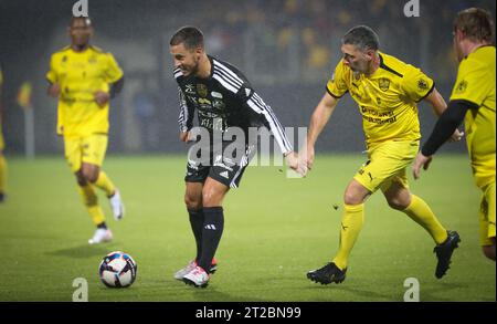 Calais, Frankreich. Oktober 2023. Der belgische Eden Hazard kämpft um den Ball während eines Gala-Fußballspiels zwischen Variety Club France mit verschiedenen Persönlichkeiten und einer Mannschaft von Calais, für den Verein Les Pieces Jaunes am Mittwoch, den 18. Oktober 2023, in Calais, Frankreich. Belgian Hazard gab letzte Woche seinen Rücktritt bekannt. BELGA PHOTO VIRGINIE LEFOUR Credit: Belga News Agency/Alamy Live News Stockfoto