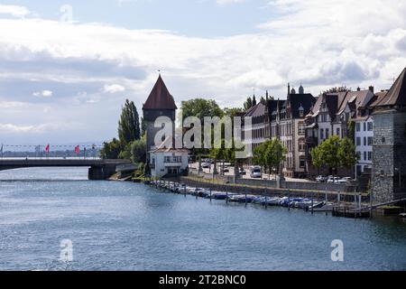 Konstanz, Blick von der Fahrradbrücke auf die alte Rheinbrücke über den Rhein zum Bodensee Stockfoto