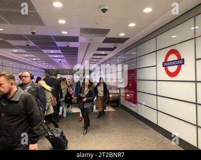 Euston, London, Großbritannien. Oktober 2023. Pendler an der U-Bahn-Station Euston. Nach dem Bettwanzen-Befall, der derzeit Paris heimsucht, sind die Passagiere, die öffentliche Verkehrsmittel in London nutzen, einschließlich U-Bahn, Bussen und Zügen, weiterhin besorgt, dass die Bettwanzen Sitze und Oberflächen befallen könnten. Man sagt, dass Londoner Schädlingsbekämpfungsunternehmen mit Anrufen über Bettwanzen in Haushalten, Autos und Arbeitsplätzen überschwemmt werden. Kredit: Maureen McLean/Alamy Stockfoto