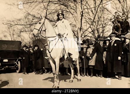Inez Milholland Boissevain bereitet sich auf die Parade in Washington, D.C., USA vor, Harris & Ewing, 13. März, 1913 Stockfoto