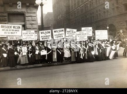 Suffragisten protestieren gegen die Ablehnung des Frauenwahlrechts durch US-Präsident Woodrow Wilson, Chicago, Illinois, USA, Burke & Atwell, Oktober 1916 Stockfoto