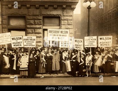 Suffragisten demonstrieren gegen US-Präsident Woodrow Wilson, Chicago, Illinois, USA, Burke & Atwell, Oktober 1916 Stockfoto