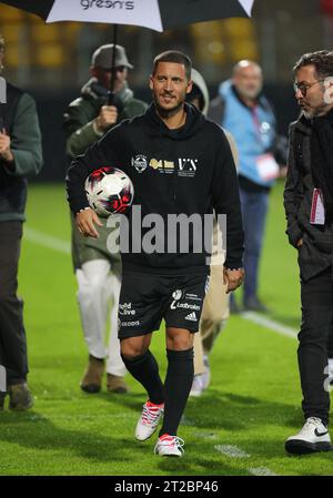 Calais, Frankreich. Oktober 2023. Der ehemalige internationale Spieler Eden Hazard trifft am Mittwoch, den 18. Oktober 2023, in Calais für den Verein Les Pieces Jaunes zu einem Gala-Fußballspiel zwischen Variety Club France mit verschiedenen Persönlichkeiten und einer Mannschaft von Calais ein. Belgian Hazard gab letzte Woche seinen Rücktritt bekannt. BELGA PHOTO VIRGINIE LEFOUR Credit: Belga News Agency/Alamy Live News Stockfoto