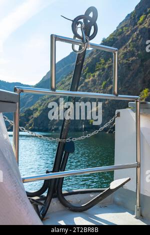 Ein Anker am Bug eines Touristenbootes in den Schluchten des Sil-Flusses, Orense, Spanien Stockfoto