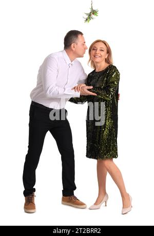 Reifes Paar küssen unter Mistelzweig auf weißem Hintergrund Stockfoto