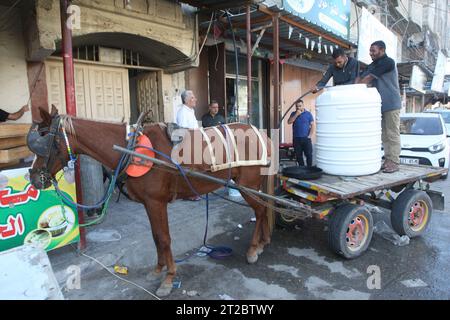 Rafah, Gaza. Oktober 2023. Ein Palästinenser transportiert Wasser auf einem Pferdewagen am Mittwoch, den 18. Oktober 2023. Eine Explosion durchbrach ein Krankenhaus im kriegszerrütteten Gaza, bei der Hunderte von Menschen am späten 17. Oktober getötet wurden, was weltweite Verurteilung und wütende Proteste in der ganzen muslimischen Welt ausgelöst hat. Foto: Ismail Muhammad/UPI Credit: UPI/Alamy Live News Stockfoto