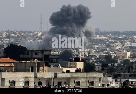 Rafah, Gaza. Oktober 2023. Rauchwolken steigen nach einer Explosion während des israelischen Bombardements in Rafah im südlichen Gazastreifen am Mittwoch, den 18. Oktober 2023. Eine Explosion durchbrach ein Krankenhaus im kriegszerrütteten Gaza, bei der Hunderte von Menschen am späten 17. Oktober getötet wurden, was weltweite Verurteilung und wütende Proteste in der ganzen muslimischen Welt ausgelöst hat. Foto: Ismail Muhammad/UPI Credit: UPI/Alamy Live News Stockfoto