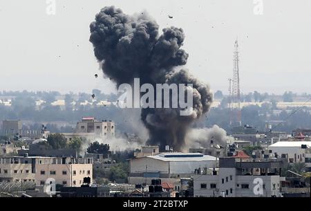 Rafah, Gaza. Oktober 2023. Rauchwolken steigen nach einer Explosion während des israelischen Bombardements in Rafah im südlichen Gazastreifen am Mittwoch, den 18. Oktober 2023. Eine Explosion durchbrach ein Krankenhaus im kriegszerrütteten Gaza, bei der Hunderte von Menschen am späten 17. Oktober getötet wurden, was weltweite Verurteilung und wütende Proteste in der ganzen muslimischen Welt ausgelöst hat. Foto: Ismail Muhammad/UPI Credit: UPI/Alamy Live News Stockfoto