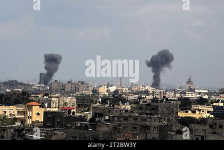 Rafah, Gaza. Oktober 2023. Rauchwolken steigen nach einer Explosion während des israelischen Bombardements in Rafah im südlichen Gazastreifen am Mittwoch, den 18. Oktober 2023. Eine Explosion durchbrach ein Krankenhaus im kriegszerrütteten Gaza, bei der Hunderte von Menschen am späten 17. Oktober getötet wurden, was weltweite Verurteilung und wütende Proteste in der ganzen muslimischen Welt ausgelöst hat. Foto: Ismail Muhammad/UPI Credit: UPI/Alamy Live News Stockfoto