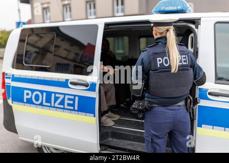 Furth Im Wald, Deutschland. Oktober 2023. Illegale Migranten sitzen in einem Fahrzeug der Bundespolizei, nachdem sie festgenommen wurden. Nach der Konzession des Bundesinnenministers begann die Bundespolizei stationäre Grenzkontrollen an der Grenze zwischen Bayern und Tschechien. Vermerk: Daniel Karmann/dpa/Alamy Live News Stockfoto