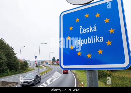 Furth Im Wald, Deutschland. Oktober 2023. Am deutsch-tschechischen Grenzübergang Furth im Wald – Ceska Kubice steht ein Schild mit der Aufschrift „Tschechische Republik“. Nachdem der Bundesinnenminister nachgab, begann die Bundespolizei stationäre Grenzkontrollen an der Grenze zwischen Bayern und Tschechien. Vermerk: Daniel Karmann/dpa/Alamy Live News Stockfoto