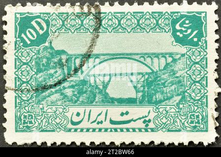 Gestempelte Briefmarke, gedruckt vom Iran, die Veresk-Brücke zeigt, um 1944. Stockfoto