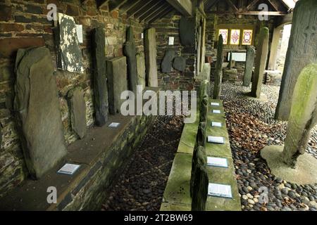 Antike mittelalterliche Manx-Kreuze im Kirk Maughold Kirchhof, Maughold, Isle of man. Stockfoto