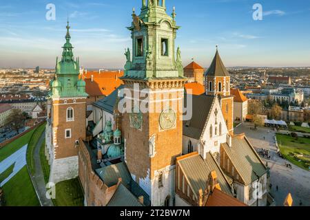 Historisches königliches Wawel Schloss in Krakau bei Sonnenuntergang, Polen. Stockfoto