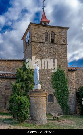 Rhône Vineyard. Blick auf den Glockenturm der Kirche Saint-Mathieu de Oingt im Dorf Stockfoto