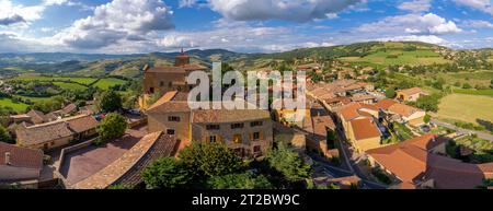 Val d'Oingt, Frankreich - 08 29 2021: Weingut Rhône. Blick auf die Kirche Saint-Mathieu de Oingt und das Dorf mit dem Weinberg und der Landschaft um die Ecke Stockfoto