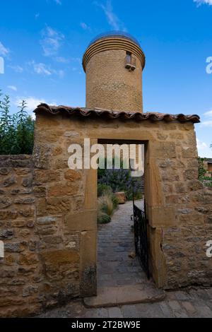 Rhône Vineyard. Blick auf den Oingt-Turm vom Hof im Dorf Stockfoto