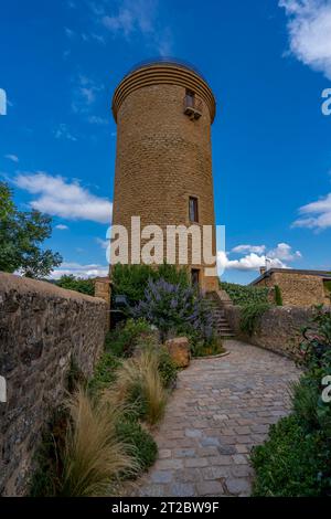 Rhône Vineyard. Blick auf den Oingt-Turm vom Hof im Dorf Stockfoto