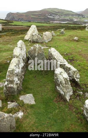 Das neolithische Begräbnisgelände des Meayll Hill Stone Circle mit Blick auf Port Erin, Isle of man. Stockfoto