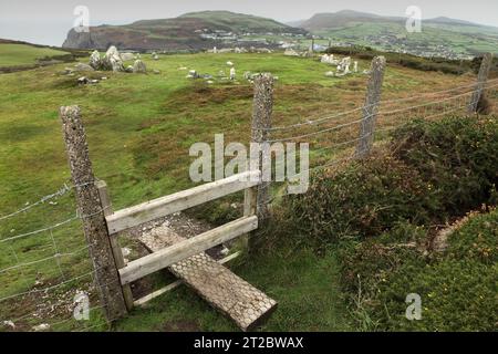 Das neolithische Begräbnisgelände des Meayll Hill Stone Circle mit Blick auf Port Erin, Isle of man. Stockfoto