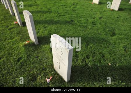 Grabsteine von Soldaten der Royal Canadian Air Force, die im Zweiten Weltkrieg getötet wurden, in der St. Patrick's Church, Jurby, Isle of man. Stockfoto