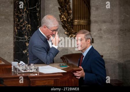 Sprecher des Repräsentantenhauses Pro Tem Patrick McHenry (Republikaner von North Carolina), links, spricht mit dem für den Repräsentanten nominierten Repräsentanten des Repräsentantenhauses der Vereinigten Staaten, Jim Jordan (Republikaner von Ohio), in den Momenten vor der Wahl des Präsidenten des Repräsentantenhauses, im US-Kapitol in Washington, DC, Mittwoch, Oktober 2023. Das Repräsentantenhaus war ohne Redner, seit der Sprecher des Repräsentantenhauses Kevin McCarthy (Republikaner von Kalifornien) am 4. Oktober 2023 während einer Abstimmung, die von einem Repräsentanten der Vereinigten Staaten initiiert wurde, aus der Sprecherschaft entlassen wurde Stockfoto