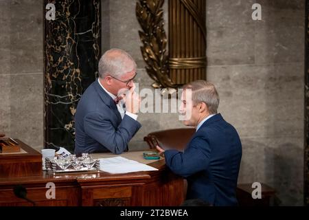 Sprecher des Repräsentantenhauses Pro Tem Patrick McHenry (Republikaner von North Carolina), links, spricht mit dem für den Repräsentanten nominierten Repräsentanten des Repräsentantenhauses der Vereinigten Staaten, Jim Jordan (Republikaner von Ohio), in den Momenten vor der Wahl des Präsidenten des Repräsentantenhauses, im US-Kapitol in Washington, DC, Mittwoch, Oktober 2023. Das Repräsentantenhaus war ohne Redner, seit der Sprecher des Repräsentantenhauses Kevin McCarthy (Republikaner von Kalifornien) am 4. Oktober 2023 während einer Abstimmung, die von einem Repräsentanten der Vereinigten Staaten initiiert wurde, aus der Sprecherschaft entlassen wurde Stockfoto