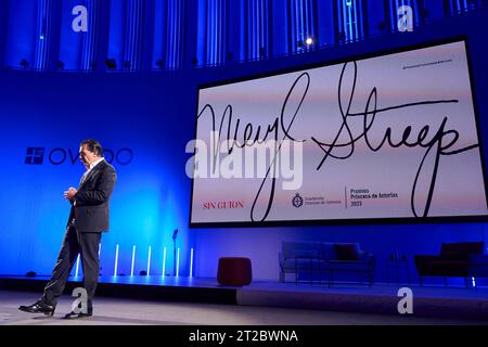 18. Oktober 2023, Madrid, Spanien: Antonio Banderas überreicht Meryl Streep, Princess of Asturias Award 2023 für Kunst für eine „Sin Guion“-Konferenz während der Princesa de Asturias Awards 2023at Palacio de Congresos am 18. Oktober 2023 in Oviedo, Spanien (Credit Image: © Jack Abuin/ZUMA Press Wire) NUR REDAKTIONELLE VERWENDUNG! Nicht für kommerzielle ZWECKE! Stockfoto