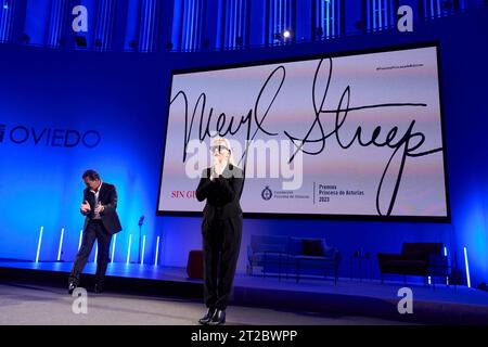 Oktober 2023, Madrid, Madrid, Spanien: Antonio Banderas, Meryl Streep nimmt an der „Sin Guion“-Konferenz während der Princesa de Asturias Awards 2023 im Palacio de Congresos am 18. Oktober 2023 in Oviedo, Spanien Teil (Foto: © Jack Abuin/ZUMA Press Wire) NUR ZUR REDAKTIONELLEN VERWENDUNG! Nicht für kommerzielle ZWECKE! Stockfoto