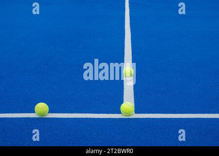 Drei Bälle auf den Linien eines Paddletennis-Platzes Stockfoto
