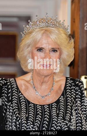 Königin Camilla kommt zu einem Abendessen im Mansion House in London, um die Arbeit der bürgerlichen Institutionen und Lackierereien der City of London, der alten und modernen Handelszünde der Stadt, zu würdigen. Bilddatum: Mittwoch, 18. Oktober 2023. Stockfoto