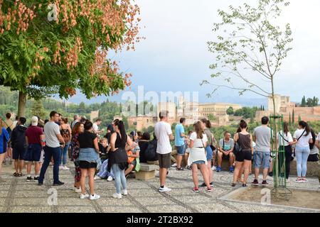 GRANADA, SPANIEN - 4. SEPTEMBER 2019: Blick auf Mirador de San Nicolas, ein öffentlicher Blickpunkt in Albaicin. Alhambra Palast im Hintergrund. Stockfoto