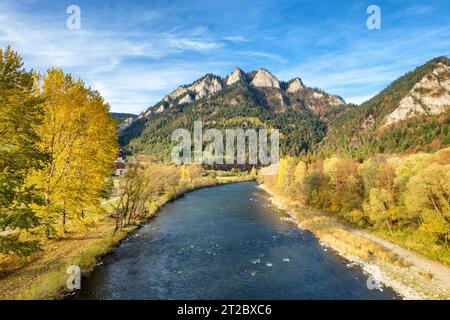 Luftaufnahme des Berges Trzy Korony in Pieniny, Polen, im Herbst Stockfoto