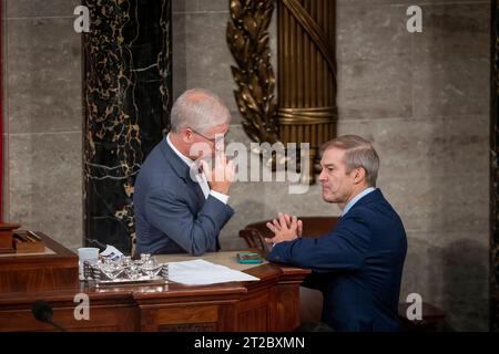 Sprecher des Repräsentantenhauses Pro Tem Patrick McHenry Republican of North Carolina, links, spricht mit dem Repräsentanten des Repräsentantenhauses Jim Jordan Republican of Ohio in den Momenten vor der Wahl des Präsidenten des Repräsentantenhauses im US-Kapitol in Washington, DC, Mittwoch, Oktober 2023. Das Repräsentantenhaus war ohne Redner, seit der Sprecher des Repräsentantenhauses Kevin McCarthy Republican of California am 4. Oktober 2023 während einer vom Repräsentanten der Vereinigten Staaten initiierten Abstimmung aus der Rednerschaft entlassen wurde Stockfoto